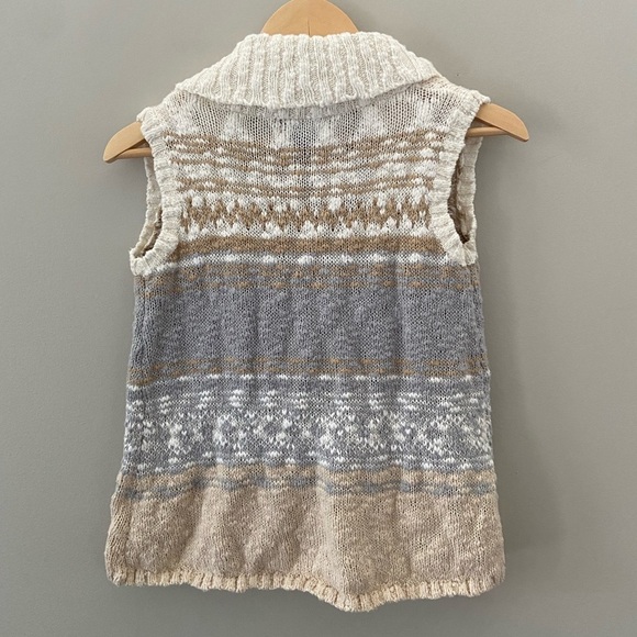 ☃️Cynthia Rowley Textured Knit Toggle Front Enclosure Fold Over Collar Knit Vest - Picture 2 of 5